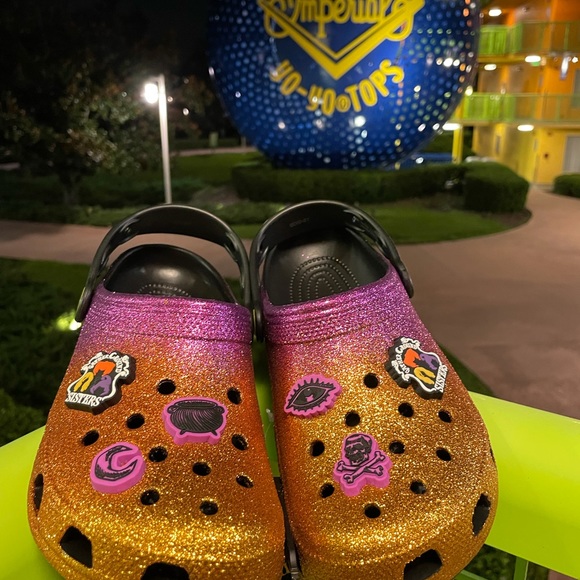 🎃RARE😱ONLY 1👀SOLDOUT👀W9/M7👌🏽9 7🔮DISNEY PARKS🏰CLOGS CROCS HOCUS POCUS🆕 - Picture 4 of 9